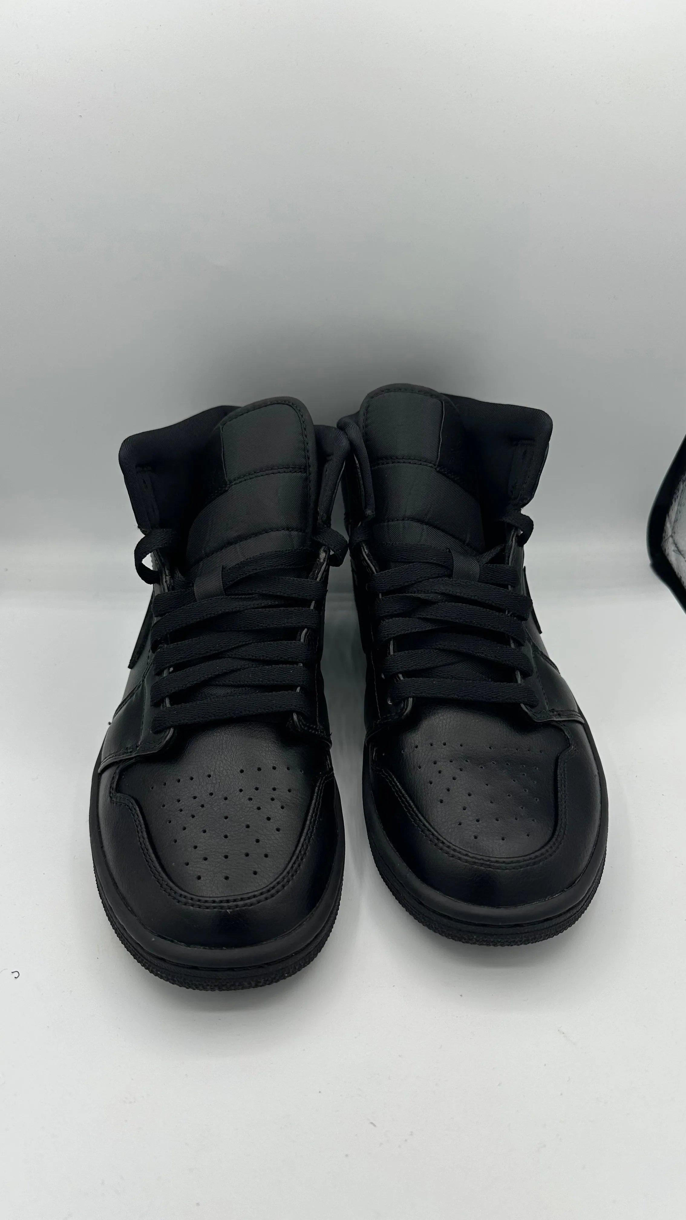 PRE LOVED - JORDAN 1 MID BLACK